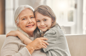 Abuela disfruta de una buena audición y de la compañía y los abrazos de su nieta